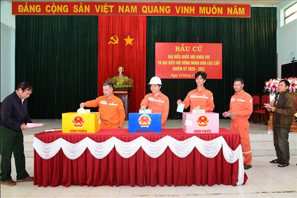 Cử tri Khu tập thể Ialy hòa chung ngày hội bầu cử của cả nước