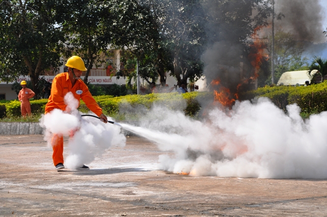 Dập lửa bằng bình bột