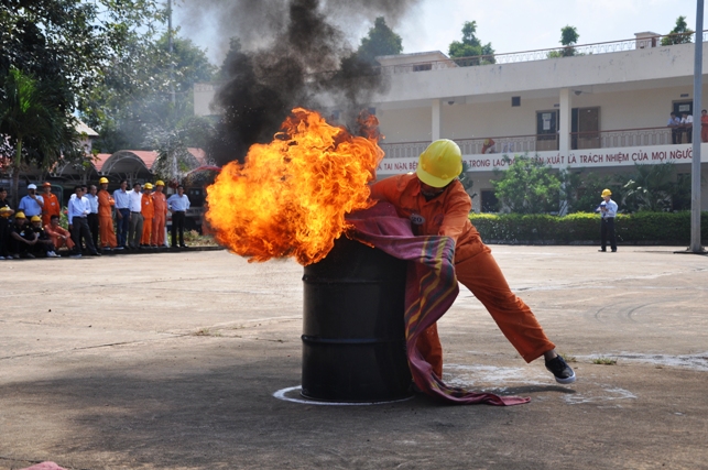 Dập lửa bằng chăn ướt