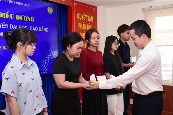 Gặp mặt các cháu trúng tuyển đại học, cao đẳng năm 2026