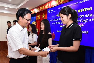 Gặp mặt các cháu có thành tích học tập tốt năm học 2024 - 2025