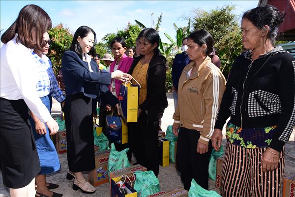 Trao 40 suất quà đến với gia đình phụ nữ nghèo