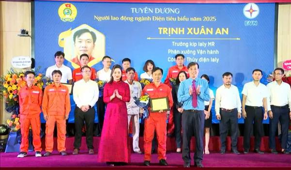 Anh Trịnh Xuân An được tặng danh hiệu “Người lao động ngành Điện tiêu biểu” năm 2025